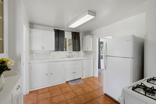 327 E Dayton Avenue, Fresno, CA 93704