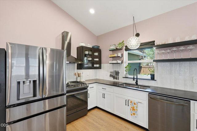 1236 NW Mount Washington Drive, Bend, OR 97703