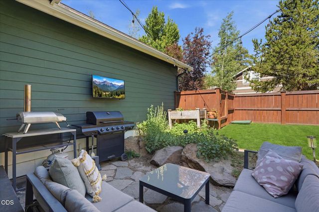 1236 NW Mount Washington Drive, Bend, OR 97703