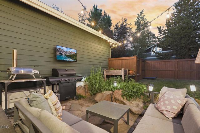 1236 NW Mount Washington Drive, Bend, OR 97703