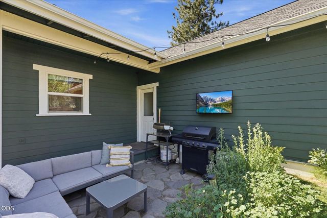 1236 NW Mount Washington Drive, Bend, OR 97703