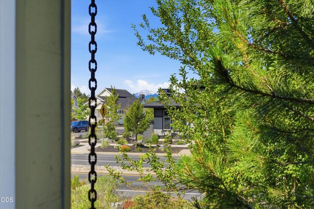 1236 NW Mount Washington Drive, Bend, OR 97703