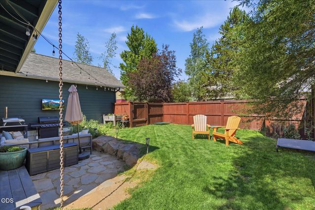 1236 NW Mount Washington Drive, Bend, OR 97703