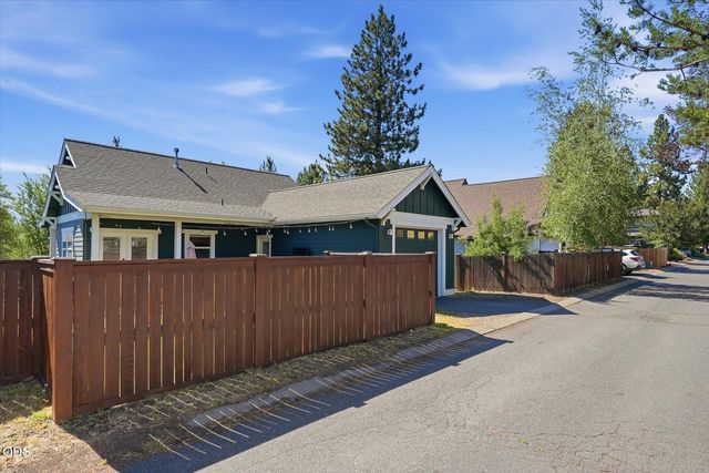 1236 NW Mount Washington Drive, Bend, OR 97703