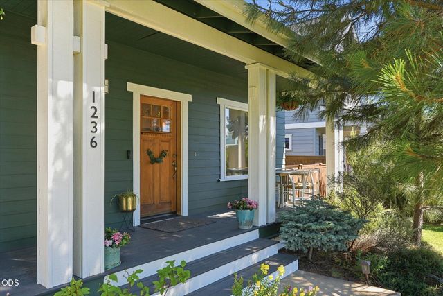 1236 NW Mount Washington Drive, Bend, OR 97703