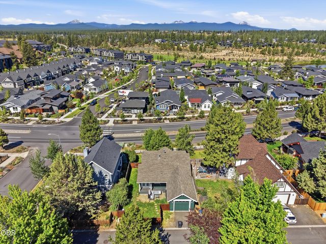 1236 NW Mount Washington Drive, Bend, OR 97703