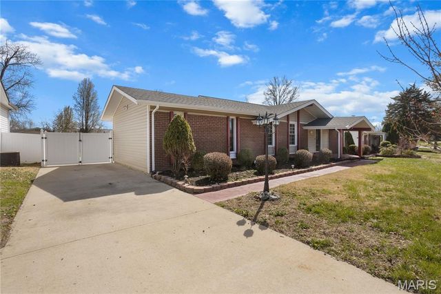 3580 Greenway Chase Drive, Florissant, MO 63031