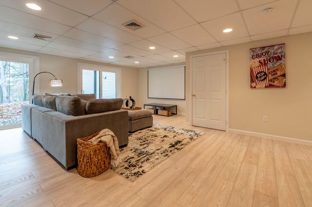 16 Laurel Court, Nashua, NH 03062