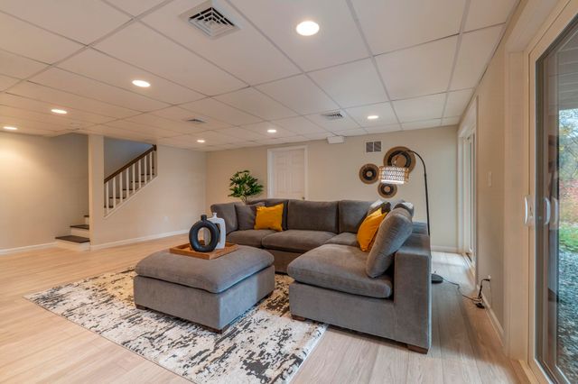 16 Laurel Court, Nashua, NH 03062