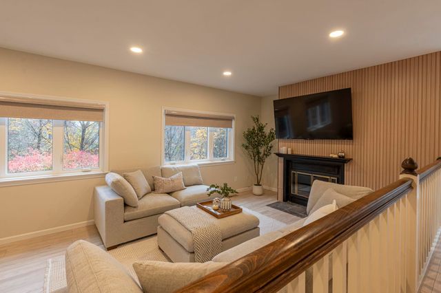 16 Laurel Court, Nashua, NH 03062