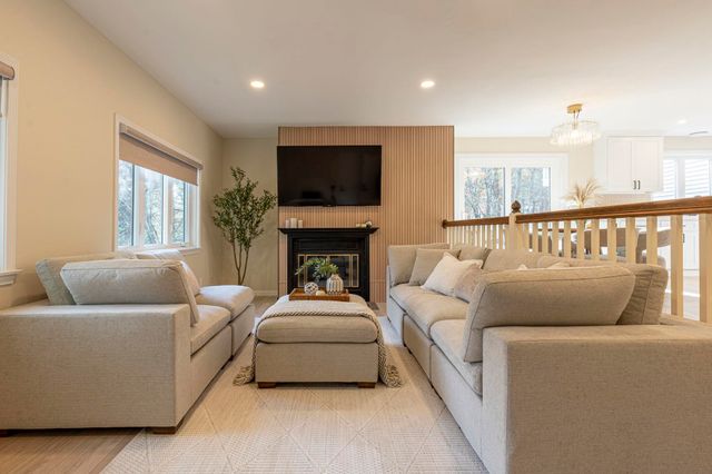 16 Laurel Court, Nashua, NH 03062