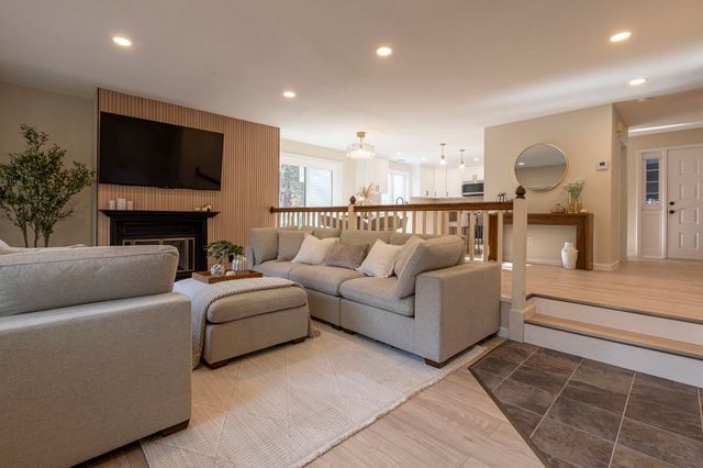 16 Laurel Court, Nashua, NH 03062