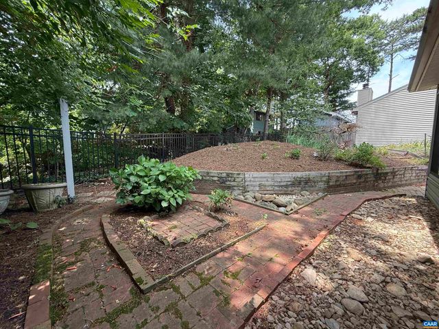 1498 LAKE FOREST DR, Charlottesville, VA 22901