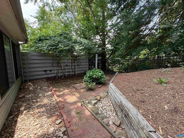 1498 LAKE FOREST DR, Charlottesville, VA 22901