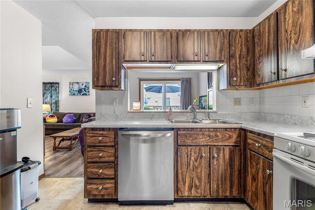 340 Devonshire Court D, St Peters, MO 63376