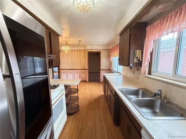 3952 Katherine Street, Dearborn Heights, MI 48125