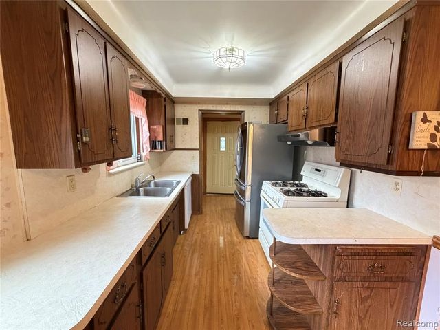 3952 Katherine Street, Dearborn Heights, MI 48125