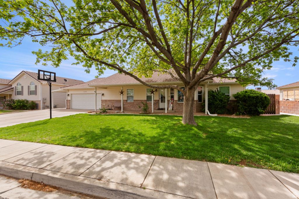 Image 2 of property listing at 2292 E 390 N, St. George, UT 84790