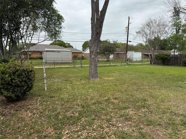 815 Klare Avenue, Rosenberg, TX 77471