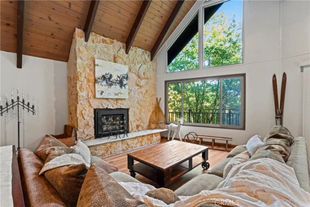 260 El Dorado Drive, Lake Arrowhead, CA 92352