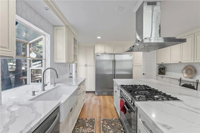 260 El Dorado Drive, Lake Arrowhead, CA 92352