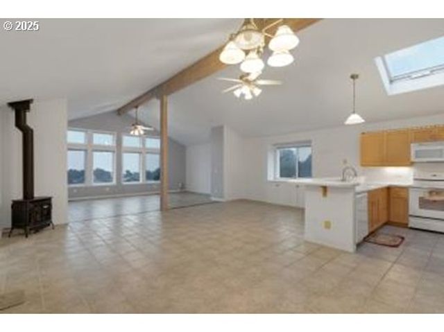 3246 Nw MAST Ave, Lincoln City, OR 97367