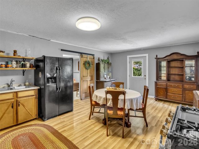 555 Acres View Drive, Waynesville, NC 28786