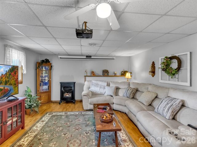 555 Acres View Drive, Waynesville, NC 28786