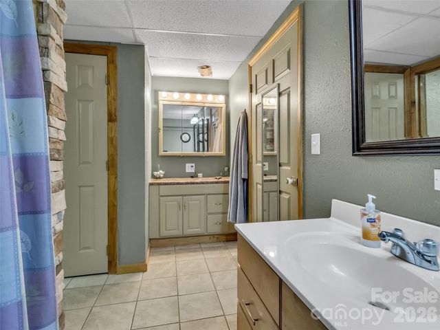 555 Acres View Drive, Waynesville, NC 28786