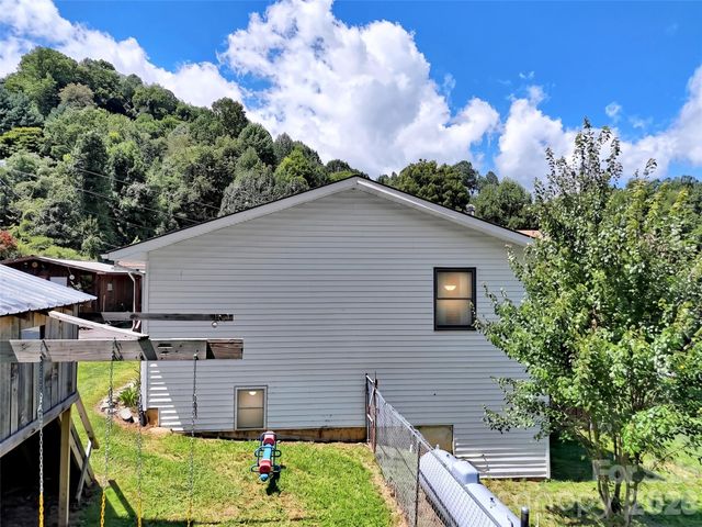 555 Acres View Drive, Waynesville, NC 28786