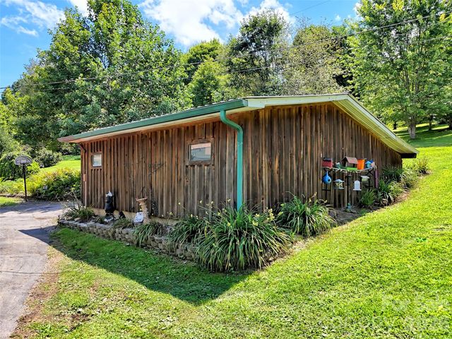 555 Acres View Drive, Waynesville, NC 28786