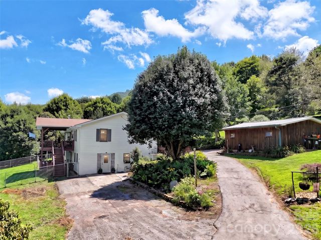 555 Acres View Drive, Waynesville, NC 28786