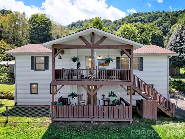 555 Acres View Drive, Waynesville, NC 28786