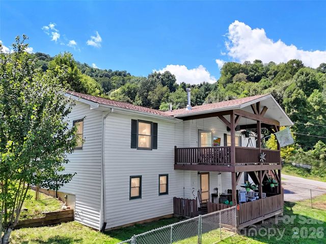 555 Acres View Drive, Waynesville, NC 28786