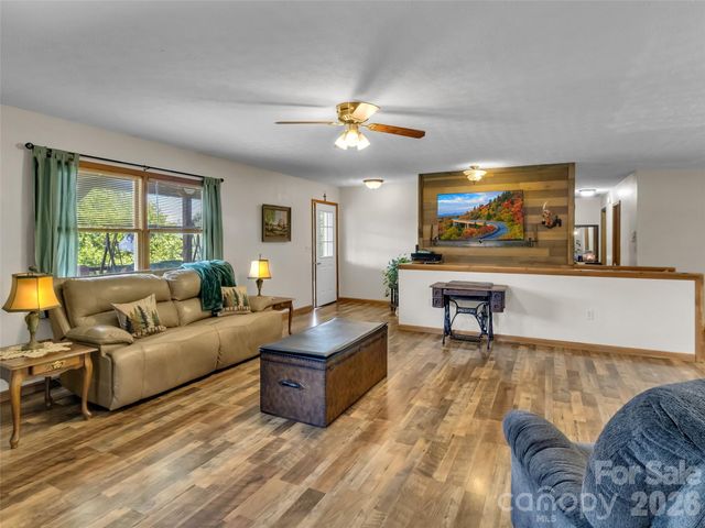 555 Acres View Drive, Waynesville, NC 28786