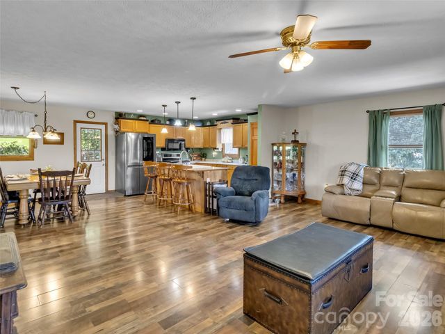 555 Acres View Drive, Waynesville, NC 28786