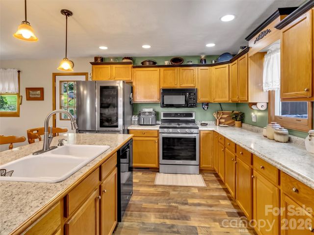 555 Acres View Drive, Waynesville, NC 28786