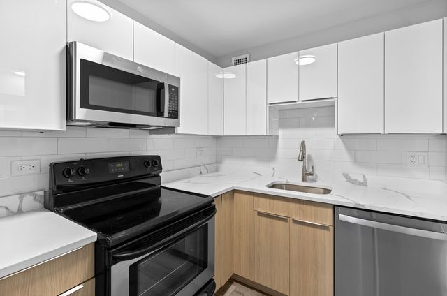 6166 N Sheridan Road 28E, Chicago, IL 60660