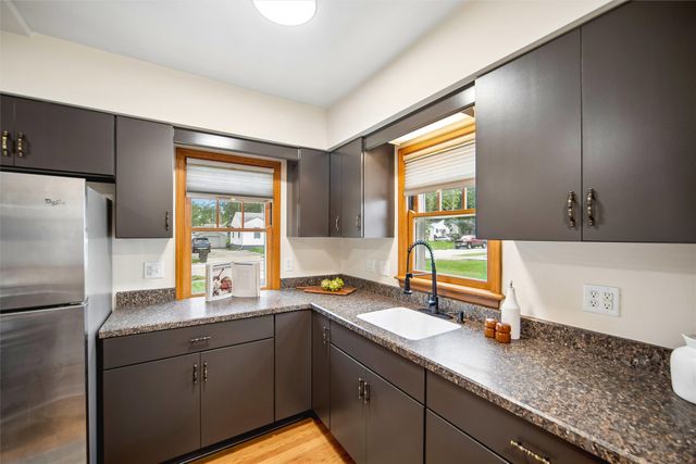 4036 Oxford Street, Des Moines, IA 50313