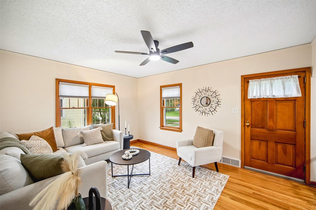 4036 Oxford Street, Des Moines, IA 50313