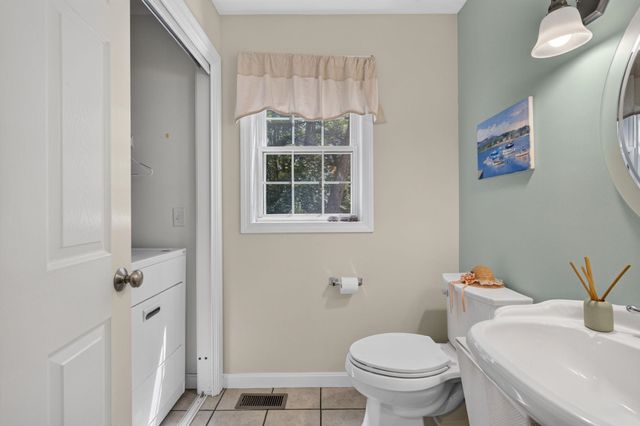 14 Holton Circle, Londonderry, NH 03053