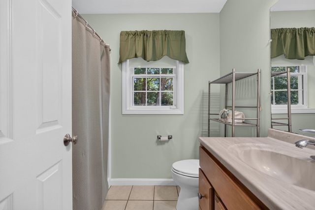 14 Holton Circle, Londonderry, NH 03053