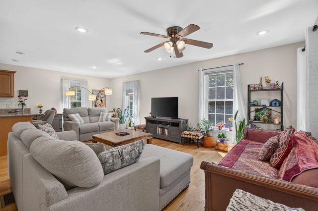 14 Holton Circle, Londonderry, NH 03053