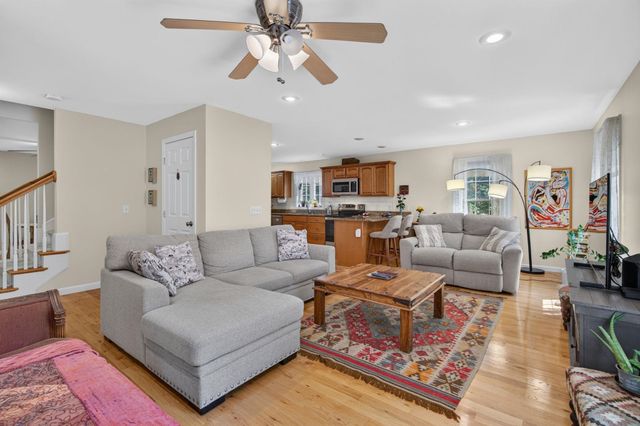 14 Holton Circle, Londonderry, NH 03053