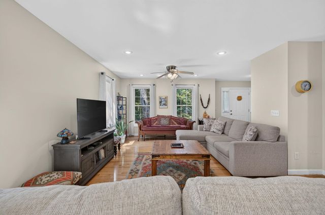 14 Holton Circle, Londonderry, NH 03053