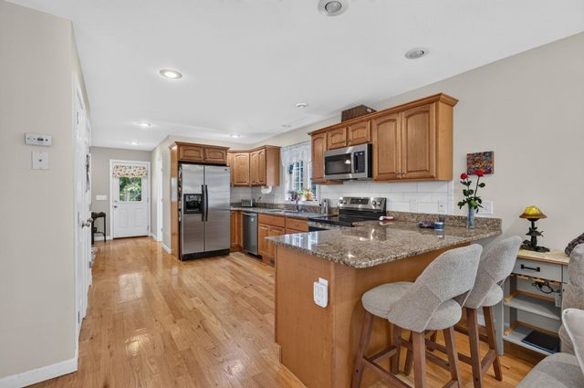 14 Holton Circle, Londonderry, NH 03053