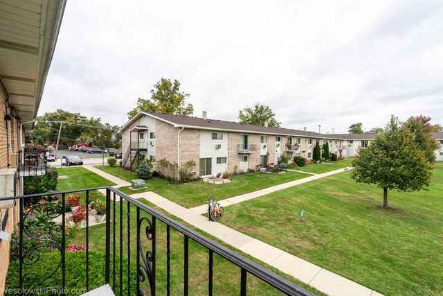 9209 Potter Road 2F, Des Plaines, IL 60016
