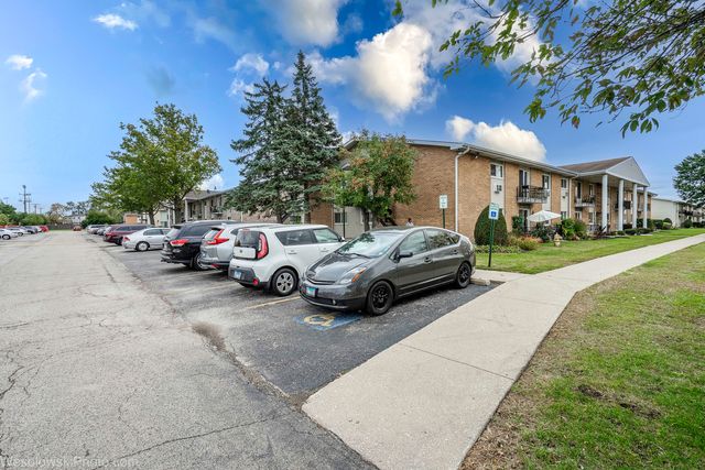 9209 Potter Road 2F, Des Plaines, IL 60016