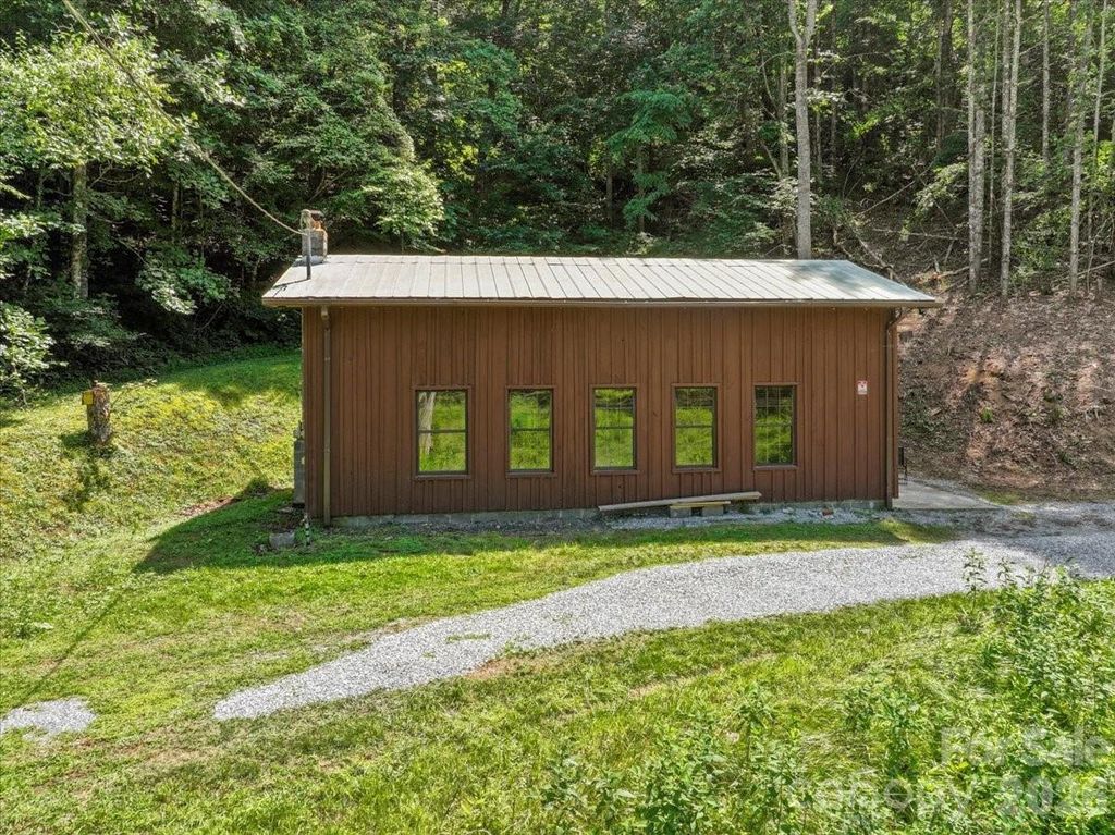 323 McCurrey Road, Burnsville, NC 28714
