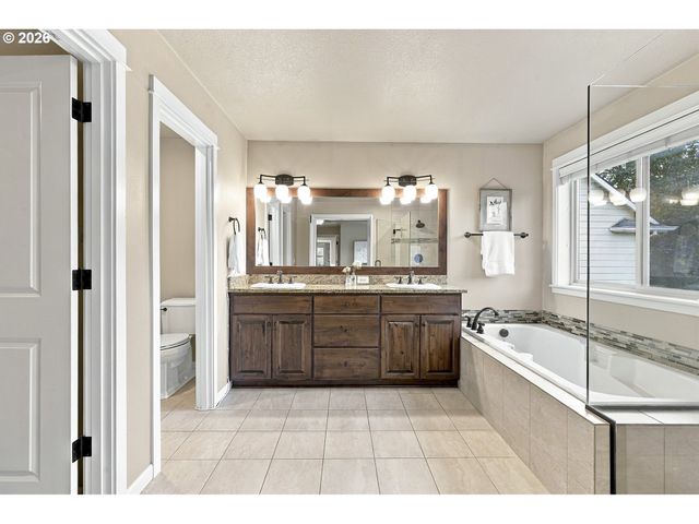 4992 SUMMIT St, West Linn, OR 97068